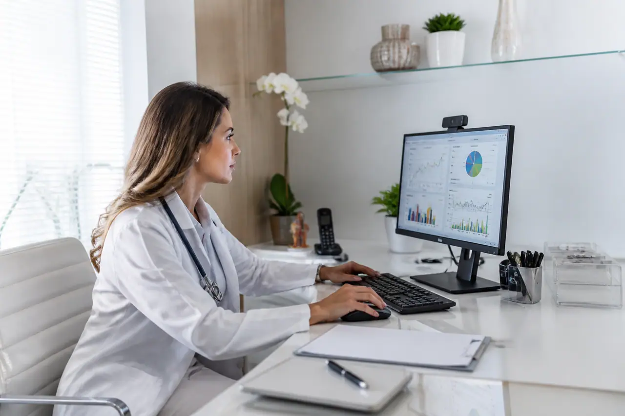Checklist impresso para contratar site de consultório médico