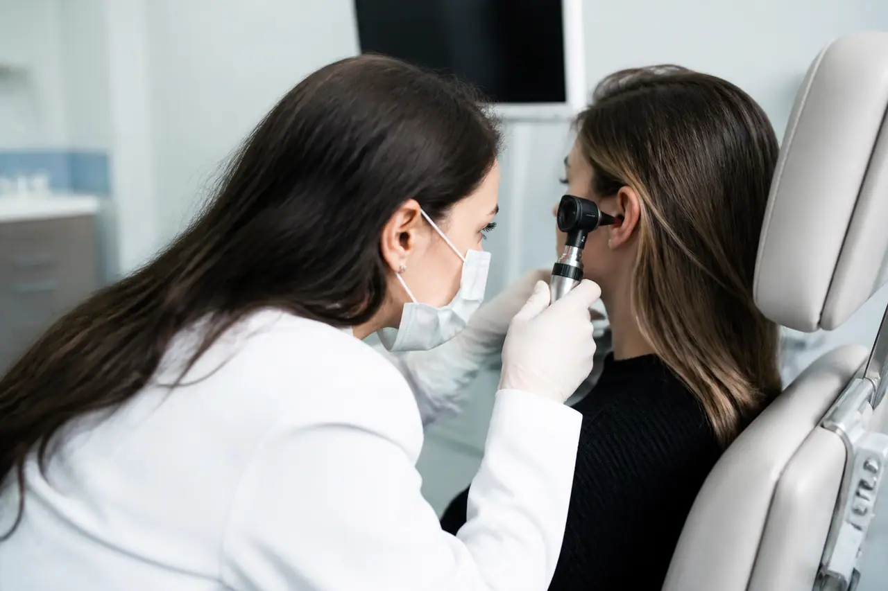 Otorrinolaringologista revisando estrutura de site profissional no consultório com foco em pacientes particulares